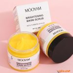 اسکراب روشن کننده بیکینی و زیربغل مویام (Mooyam) با عصاره ارزشمند زردچوبه، یک محصول تخصصی و ملایم است که برای مقابله با تیرگی‌های ناخواسته در نواحی حساس طراحی شده است. این محصول فراتر از یک لایه‌بردار معمولی عمل می‌کند؛ این اسکراب با فرمولاسیونی دقیق، سلول‌های مرده پوست را به آرامی از بین برده و با تحریک تولید سلول‌های جدید، به یکدست شدن رنگ پوست در نواحی حساس مانند بیکینی و زیربغل کمک شایانی می‌کند. زردچوبه به دلیل خواص ضدالتهابی و روشن‌کنندگی قوی‌اش شهرت دارد و در این محصول، این خاصیت را با قدرت لایه‌برداری فیزیکی ترکیب می‌کند. استفاده منظم از این اسکراب Mooyam باعث می‌شود پوست این نواحی نه تنها روشن‌تر و یکدست‌تر شود، بلکه نرمی و لطافت خود را نیز به دست آورد. یکی دیگر از مزایای کلیدی این محصول، کاهش موهای زیرپوستی است که اغلب نتیجه لایه‌برداری ناکافی یا اشتباه در این نواحی به شمار می‌آیند. این اسکراب کاسه‌ای، بافت مناسبی برای استفاده دارد و به دلیل فرمولاسیون ملایم خود، برای انواع پوست‌ها مناسب است و احساس خشکی یا تحریک شدید ایجاد نمی‌کند. با جایگزین کردن این اسکراب در روتین مراقبتی خود، اعتماد به نفس بیشتری در پوشیدن لباس‌های مورد علاقه خود پیدا خواهید کرد و پوستی صاف، روشن و شاداب خواهید داشت.